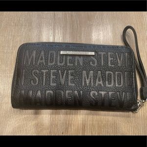Black Steve Madden wallet! Good condition